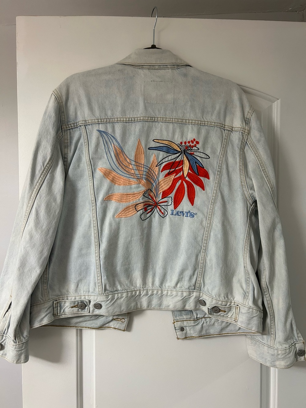 Levi’s light blue wash floral embroidered trucker jacket sz L
